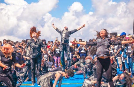 © Nosso Luto Nossa Luta – performance at the top of the Moeda mountain with regards the Brumadinho eco-crime – Photo by Glenio Campregher.