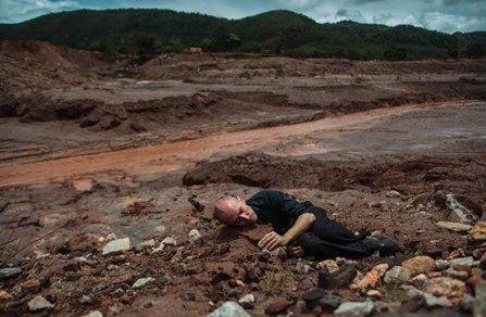 © BentO - a siren for responsibility. Performance by Tiago Gambogi in Mariana, Brazil. Photo by Lucas Brito