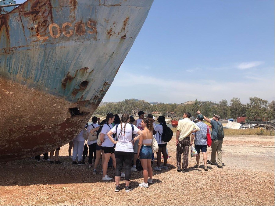 walk in the shipwreck area  at the west coast of Eleusis, guided by Alexandros Mistriotis. Among the participants, students from the department of Seine Saint Denis. Credits : author, 2023