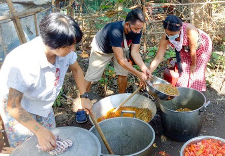 Les cuisines communautaires de SAKA contribuent à lutter contre l’insécurité alimentaire. © SAKA